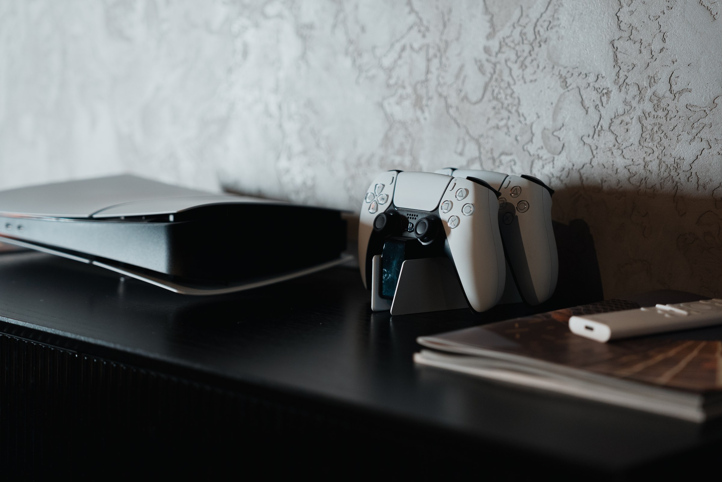 Игровая приставка PS5 с геймпадами на столе