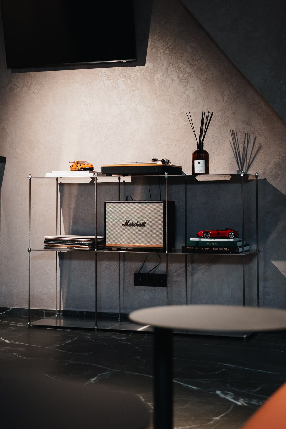 Стеллаж с виниловым проигрывателем и акустикой Marshall